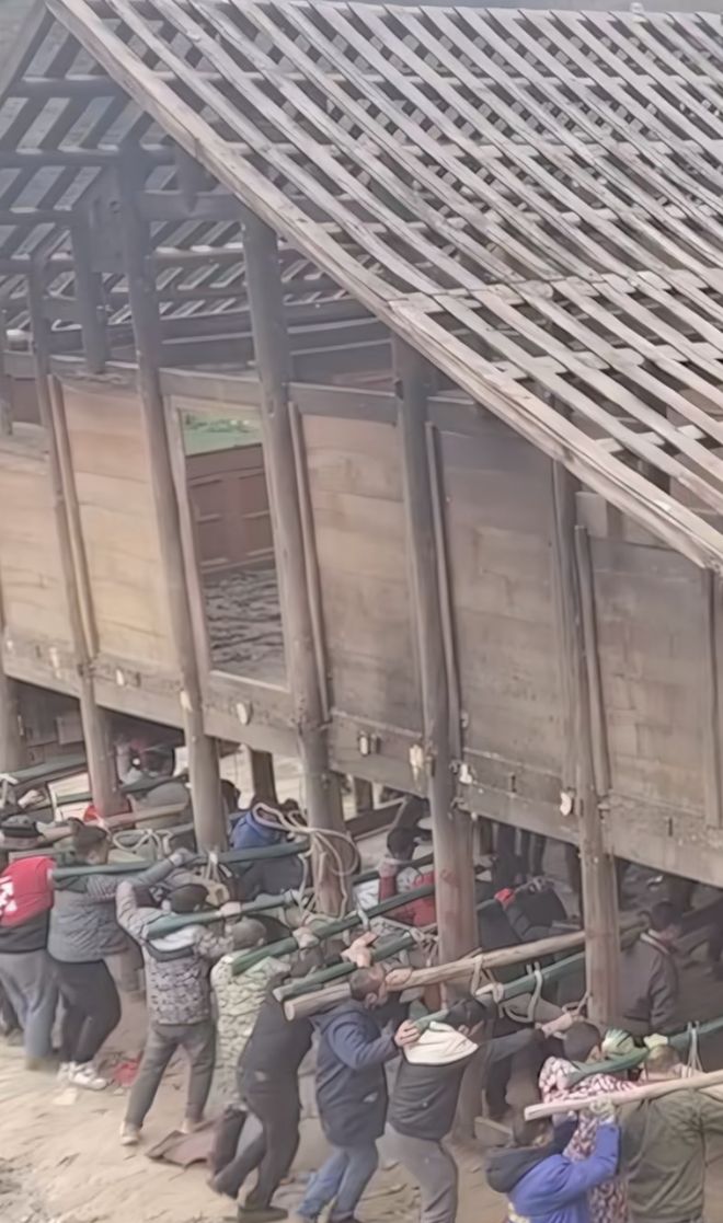 河内1.5分彩：贵州“抬房搬家”视频火了 为帮邻居，两百多位村民合力挪屋