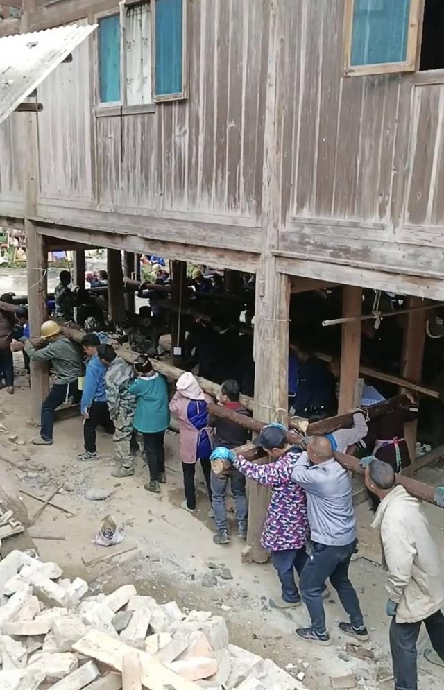 河内1.5分彩：贵州“抬房搬家”视频火了 为帮邻居，两百多位村民合力挪屋