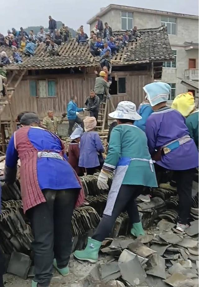 河内1.5分彩：贵州“抬房搬家”视频火了 为帮邻居，两百多位村民合力挪屋